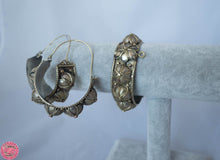 Cargar imagen en el visor de la galería, PENDIENTES TRIBAL - ARO DE FLORES FORJADAS