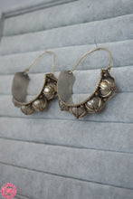 Cargar imagen en el visor de la galería, PENDIENTES TRIBAL - ARO DE FLORES FORJADAS