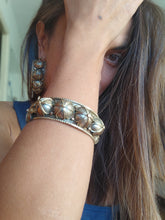 Cargar imagen en el visor de la galería, PENDIENTES TRIBAL - ARO DE FLORES FORJADAS