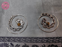 Cargar imagen en el visor de la galería, PENDIENTES HIPPIES ESPIRAL CON ONDAS Y BOLITAS