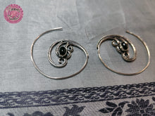 Cargar imagen en el visor de la galería, PENDIENTES HIPPIES TRIPLE ESPIRAL CON PIEDRA