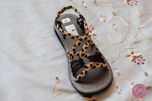 Cargar imagen en el visor de la galería, SANDALIAS DE CORDONES - MOSTAZA Y BLANCO CON MARRÓN OSCURO