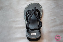 Cargar imagen en el visor de la galería, SANDALIAS DE CORDONES - NEGRAS