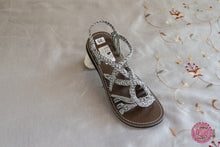 Cargar imagen en el visor de la galería, SANDALIAS DE CORDONES - BLANCAS Y GRISES