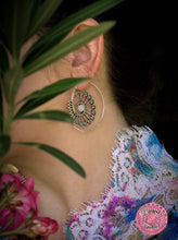 Cargar imagen en el visor de la galería, PENDIENTES HIPPIES DE ESPIRAL DE CARACOLA