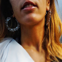 Cargar imagen en el visor de la galería, PENDIENTES HIPPIES DE ARO FLOR ÉTNICA