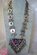 Cargar imagen en el visor de la galería, COLLAR KUCHI TRIÁNGULO DE CRISTALES