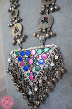 Cargar imagen en el visor de la galería, COLLAR KUCHI TRIÁNGULO DE CRISTALES