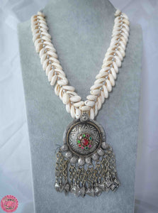 COLLAR KUCHI CORDÓN DE CONCHITAS