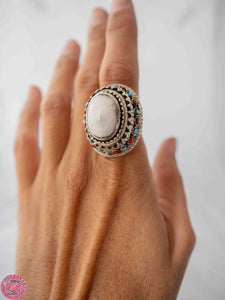 ANILLO ÉTNICO CON PIEDRA CENTRAL OVALADA