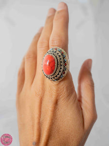 ANILLO ÉTNICO CON PIEDRA CENTRAL OVALADA