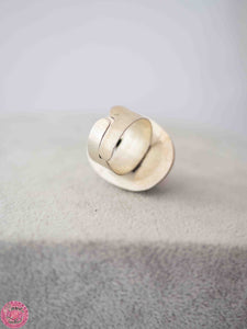 ANILLO ÉTNICO CON PIEDRA CENTRAL OVALADA