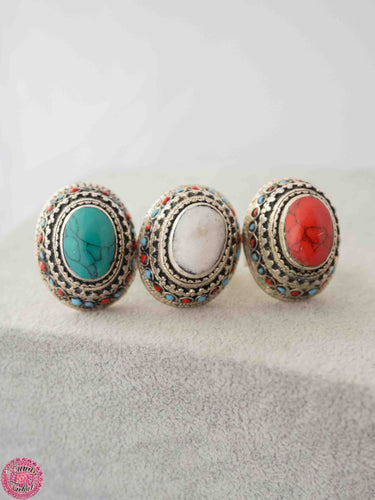 ANILLO ÉTNICO CON PIEDRA CENTRAL OVALADA