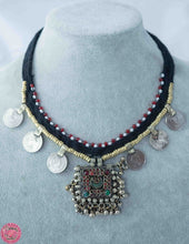 Cargar imagen en el visor de la galería, COLLAR CON PIEZA KUCHI CENTRAL (varios modelos)