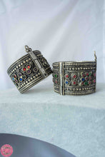 Cargar imagen en el visor de la galería, BRAZALETE AFGANO CON CRISTALES DE COLORES - kuchi
