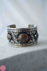 BRAZALETE KUCHI CON PIEDRAS MARRONES