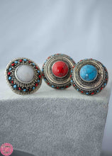 Cargar imagen en el visor de la galería, ANILLO ÉTNICO CON PIEDRA CENTRAL REDONDA Y COLORES ALREDEDOR