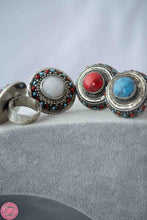 Cargar imagen en el visor de la galería, ANILLO ÉTNICO CON PIEDRA CENTRAL REDONDA Y COLORES ALREDEDOR