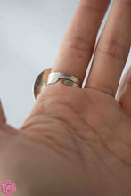 Cargar imagen en el visor de la galería, ANILLO ÉTNICO CON PIEDRA CENTRAL REDONDA Y COLORES ALREDEDOR