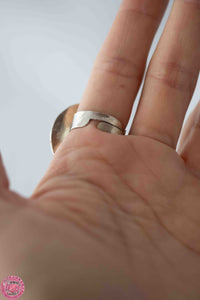 ANILLO ÉTNICO CON PIEDRA CENTRAL REDONDA Y COLORES ALREDEDOR
