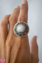 Cargar imagen en el visor de la galería, ANILLO ÉTNICO CON PIEDRA CENTRAL REDONDA Y COLORES ALREDEDOR
