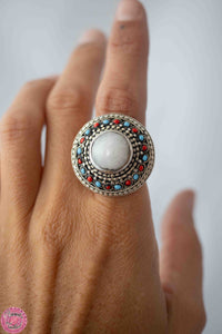 ANILLO ÉTNICO CON PIEDRA CENTRAL REDONDA Y COLORES ALREDEDOR