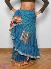 Cargar imagen en el visor de la galería, FALDA 25 YARDAS SARI ESPECIAL - AZUL RIBETE CANELA Y PLATA