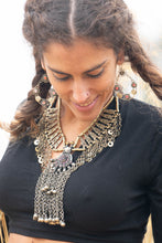 Cargar imagen en el visor de la galería, COLLAR TRIBAL CON KUCHI EN EL CENTRO