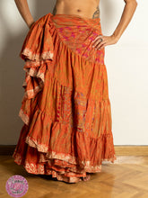 Cargar imagen en el visor de la galería, FALDA 25 YARDAS SARI ESPECIAL - NARANJA RIBETE PLATEADO