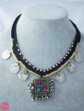 Cargar imagen en el visor de la galería, COLLAR CON PIEZA KUCHI CENTRAL (varios modelos)