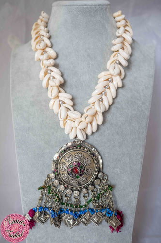 COLLAR KUCHI CORDÓN DE CONCHITAS
