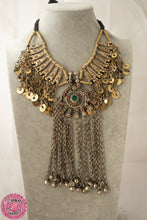Cargar imagen en el visor de la galería, COLLAR TRIBAL CON KUCHI EN EL CENTRO - varios modelos