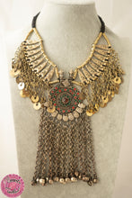 Cargar imagen en el visor de la galería, COLLAR TRIBAL CON KUCHI EN EL CENTRO - varios modelos