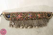 Cargar imagen en el visor de la galería, CHOKER O GARGANTILLA KUCHI - FLORES Y CUELGUES METÁLICOS