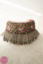 Cargar imagen en el visor de la galería, CHOKER O GARGANTILLA KUCHI - FLORES Y CUELGUES METÁLICOS