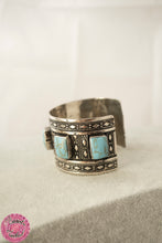 Cargar imagen en el visor de la galería, BRAZALETE KUCHI CON PIEDRAS AZULES