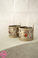 Cargar imagen en el visor de la galería, BRAZALETE KUCHI PLATEADO CON CRISTALES ROJOS