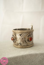Cargar imagen en el visor de la galería, BRAZALETE KUCHI PLATEADO CON CRISTALES ROJOS