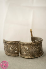 Cargar imagen en el visor de la galería, BRAZALETE KUCHI PLATEADO - CORAZÓN