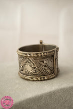 Cargar imagen en el visor de la galería, BRAZALETE KUCHI PLATEADO - CORAZÓN