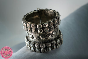 brazalete tribal plateado kuchi