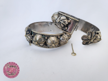 Cargar imagen en el visor de la galería, BRAZALETE KUCHI DORADO FLORES FORJADAS