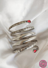 Cargar imagen en el visor de la galería, BRAZALETE SERPIENTE PLATEADO - CORTO
