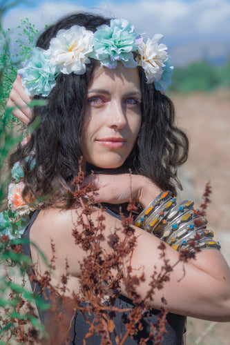 BRAZALETE TUAREG SÓLIDO CON PIEDRAS DE COLORES