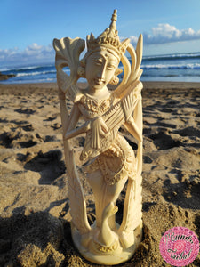 figura escultura artesanía madera bali saraswati sarasvati