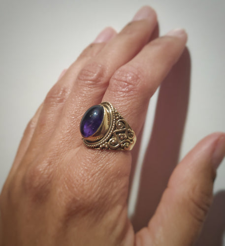 ANILLO CLÁSICO DORADO CON AMATISTA