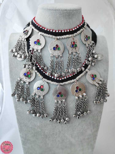 COLLAR TRIBAL CON HILERA DE MONEDAS CON CRISTALES DE COLOR (varios colores)